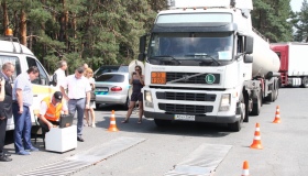 Укртрансбезпека контролює вагу вантажівок на дорогах області. ФОТО